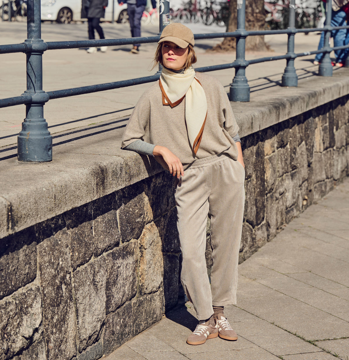 Relaxed trousers made of flowing corduroy. | EVA 2.3 | oxide brown | Campaign image 3