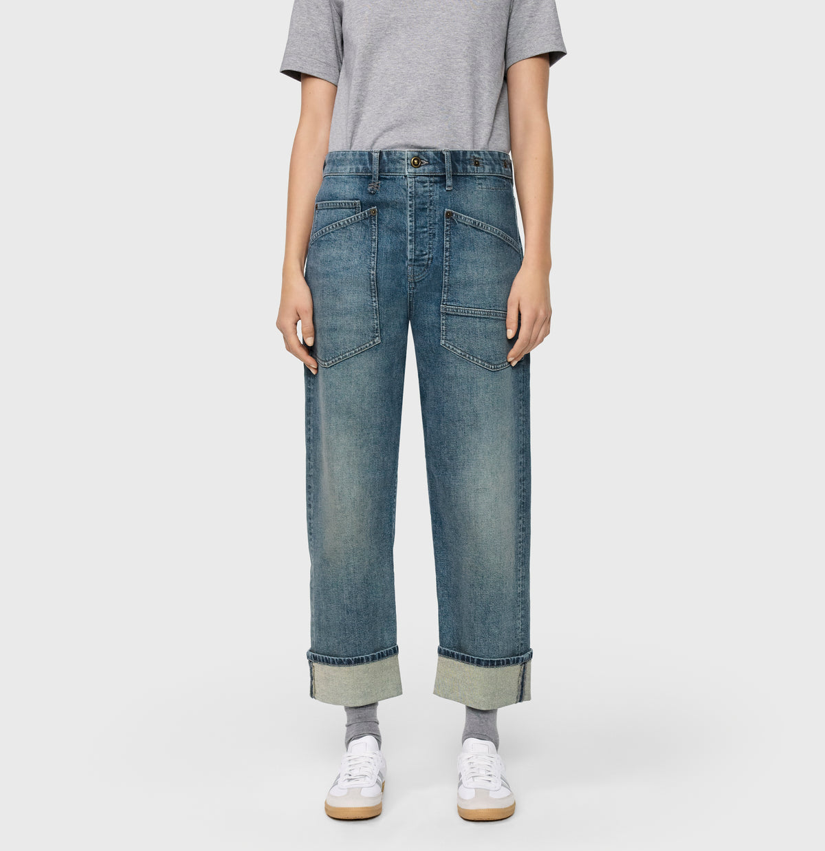 Casual, baggy jeans with a vintage look. | BAGGY straight | blueish green tinted | Front view of model