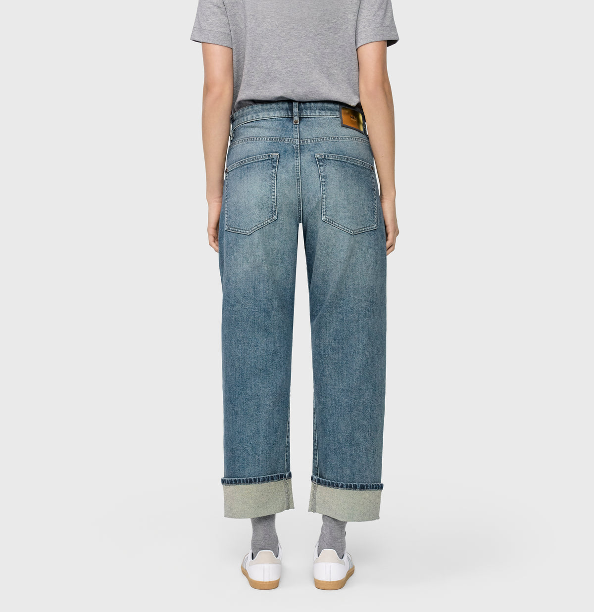 Casual, baggy jeans with a vintage look. | BAGGY straight | blueish green tinted | Back view of model