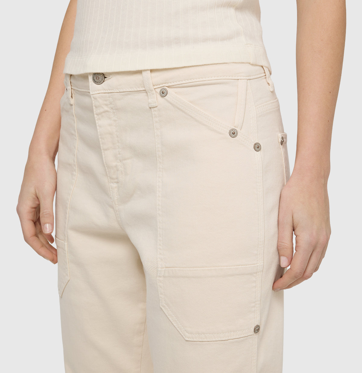 Relaxed fit made of comfortable vintage denim. | IOWA Baggy | antique white PPT | Detailed view 2 of model