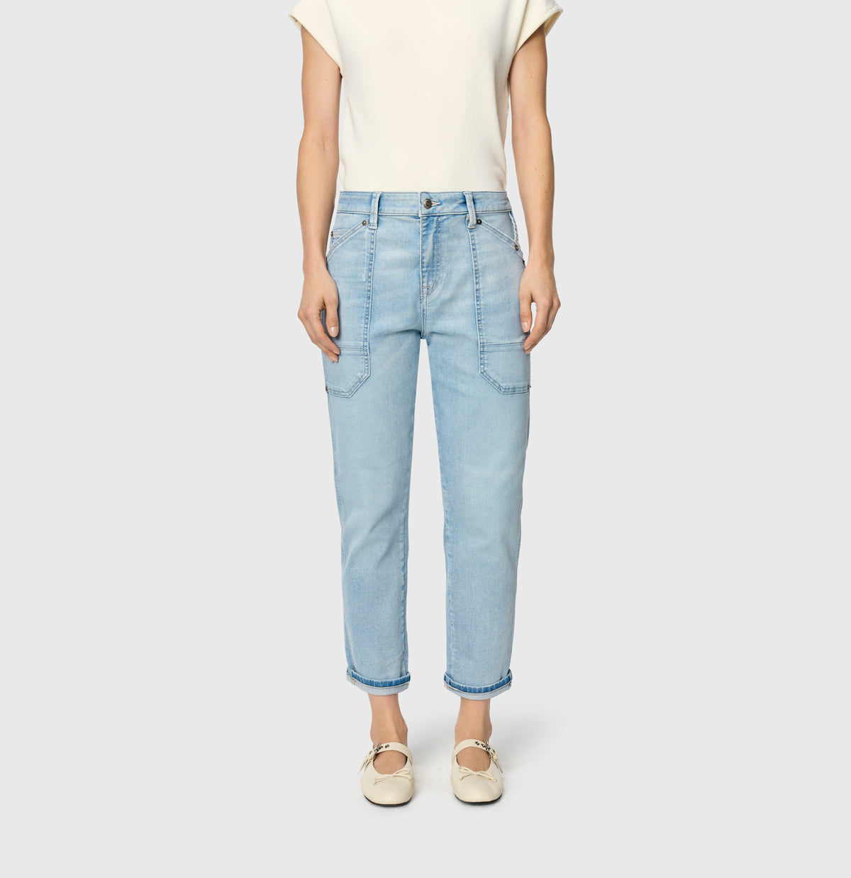 Low rise jeans made of comfort vintage denim. | IOWA Baggy | high-low bleached | Front view of model