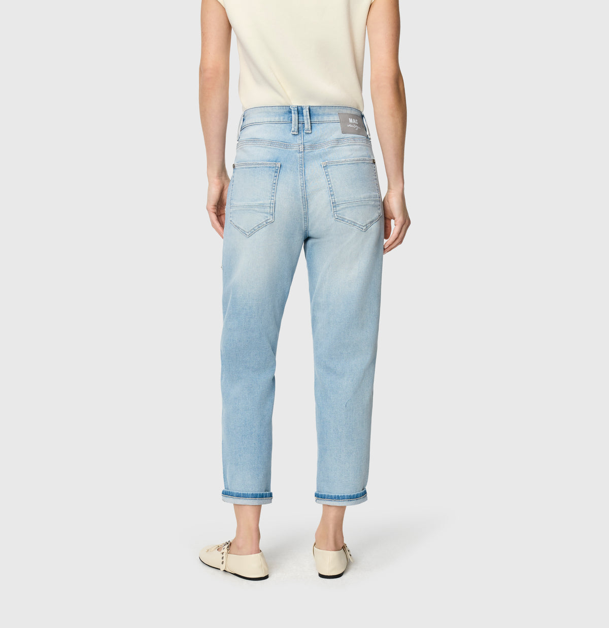Low rise jeans made of comfort vintage denim. | IOWA Baggy | high-low bleached | Back view of model