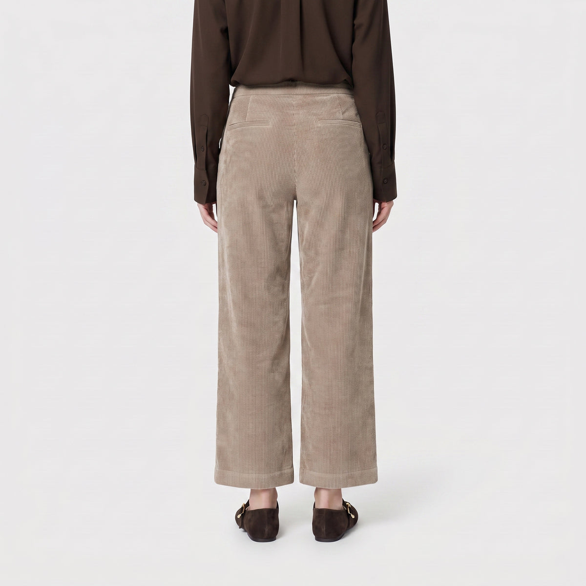 Modern culotte made of light wide wale corduroy. | CHIARA cropped | oxide brown | Back view of model