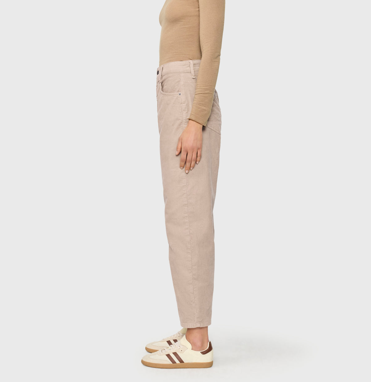 Loose fit in a modern corduroy material. | DANNI 2.3 | light beige kitt PPT | Side view of model