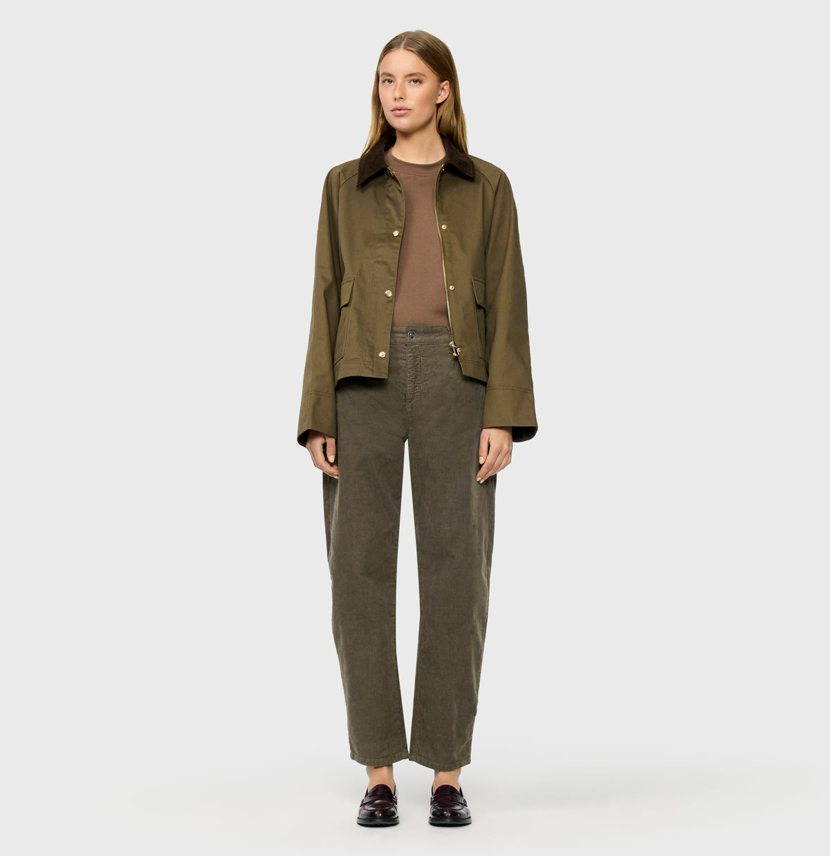 Loose fit in a modern corduroy material. | DANNI 2.3 | olive night PPT | Front view Plus sizes Model