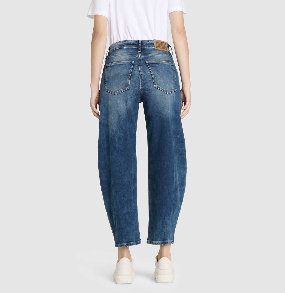 Barrel jeans in a light lyocell blend. | DANNI | stormy tinted blue | Back view of model