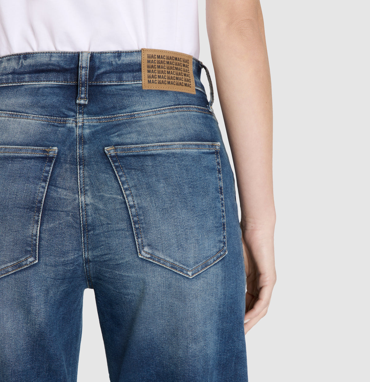 Barrel jeans in a light lyocell blend. | DANNI | stormy tinted blue | Detailed view 2 of model