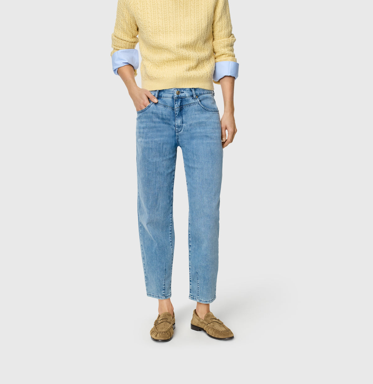 Relaxed fit made of super soft summer denim. | BOBBIE | random true blue | Front view of model