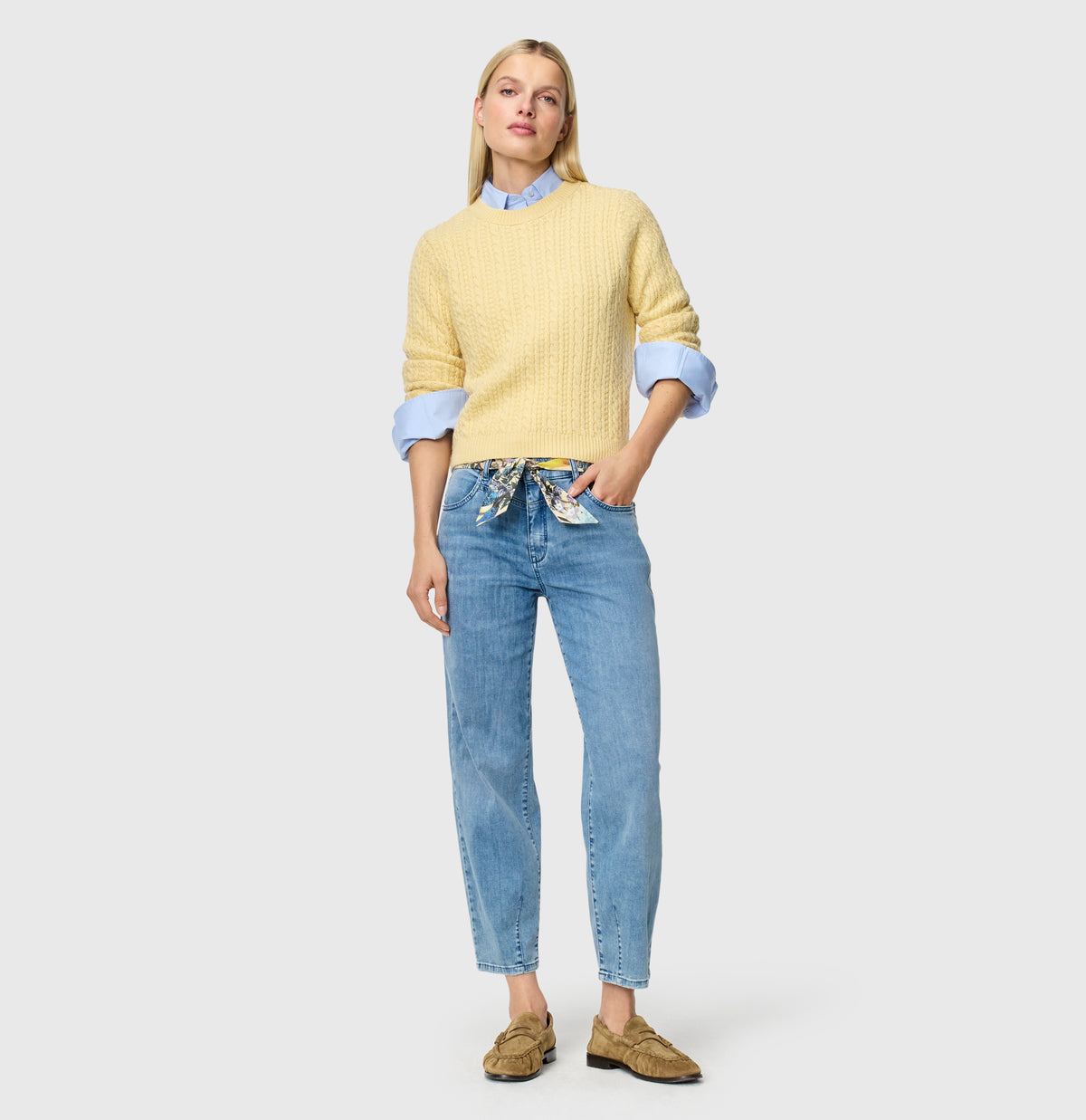Relaxed fit made of super soft summer denim. | BOBBIE | random true blue | Full-body of model