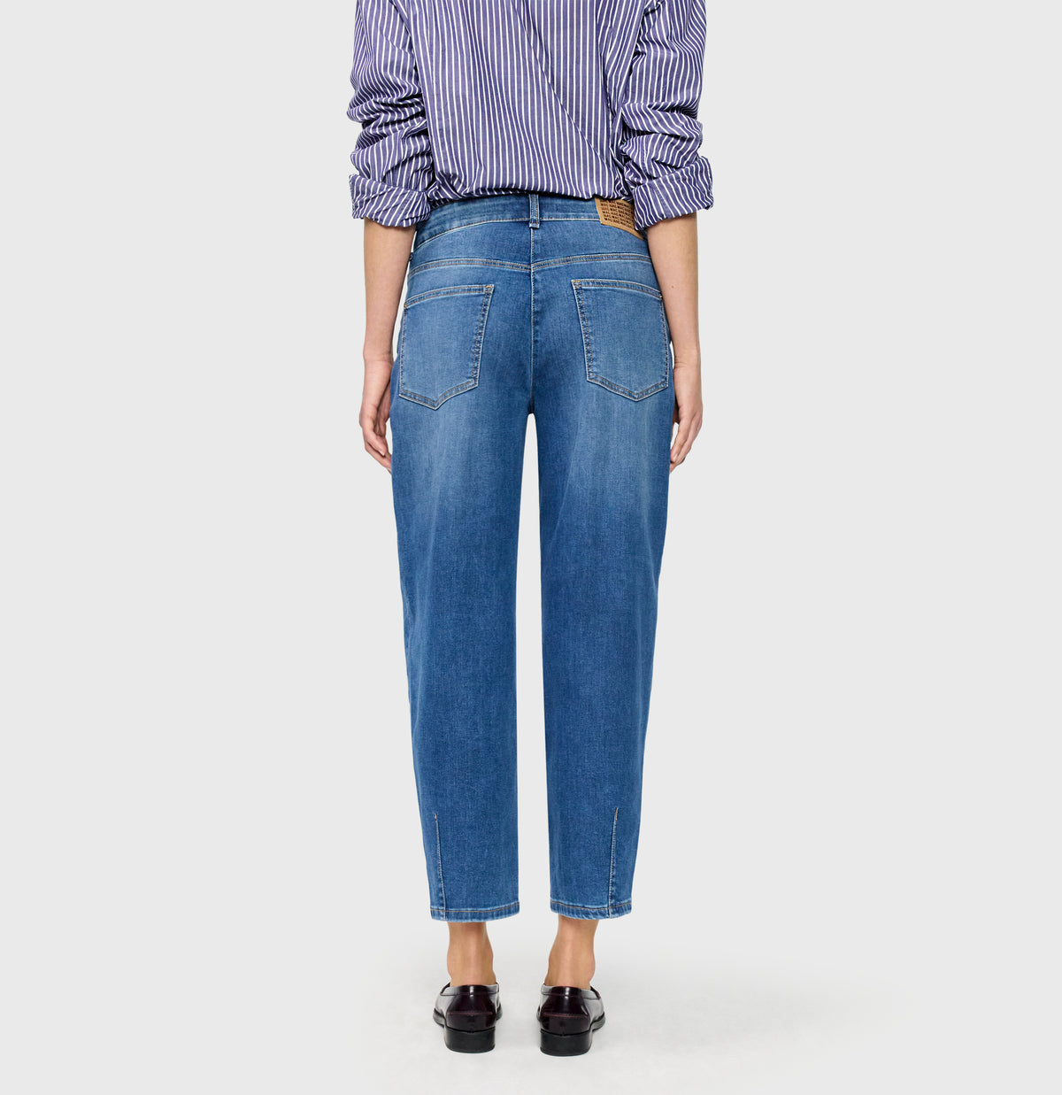 Barrel jeans with modern seam details. | BOBBIE | mid blue use washed | Back view of model