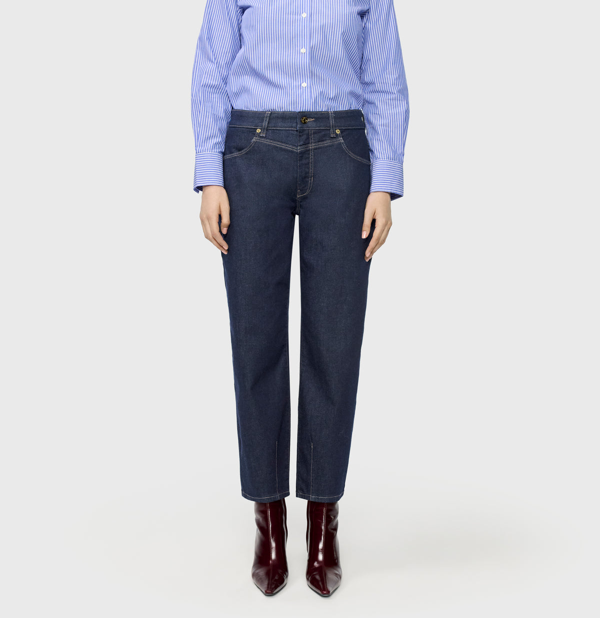Barrel jeans with modern seam details. | BOBBIE | fashion rinsed | Front view of model