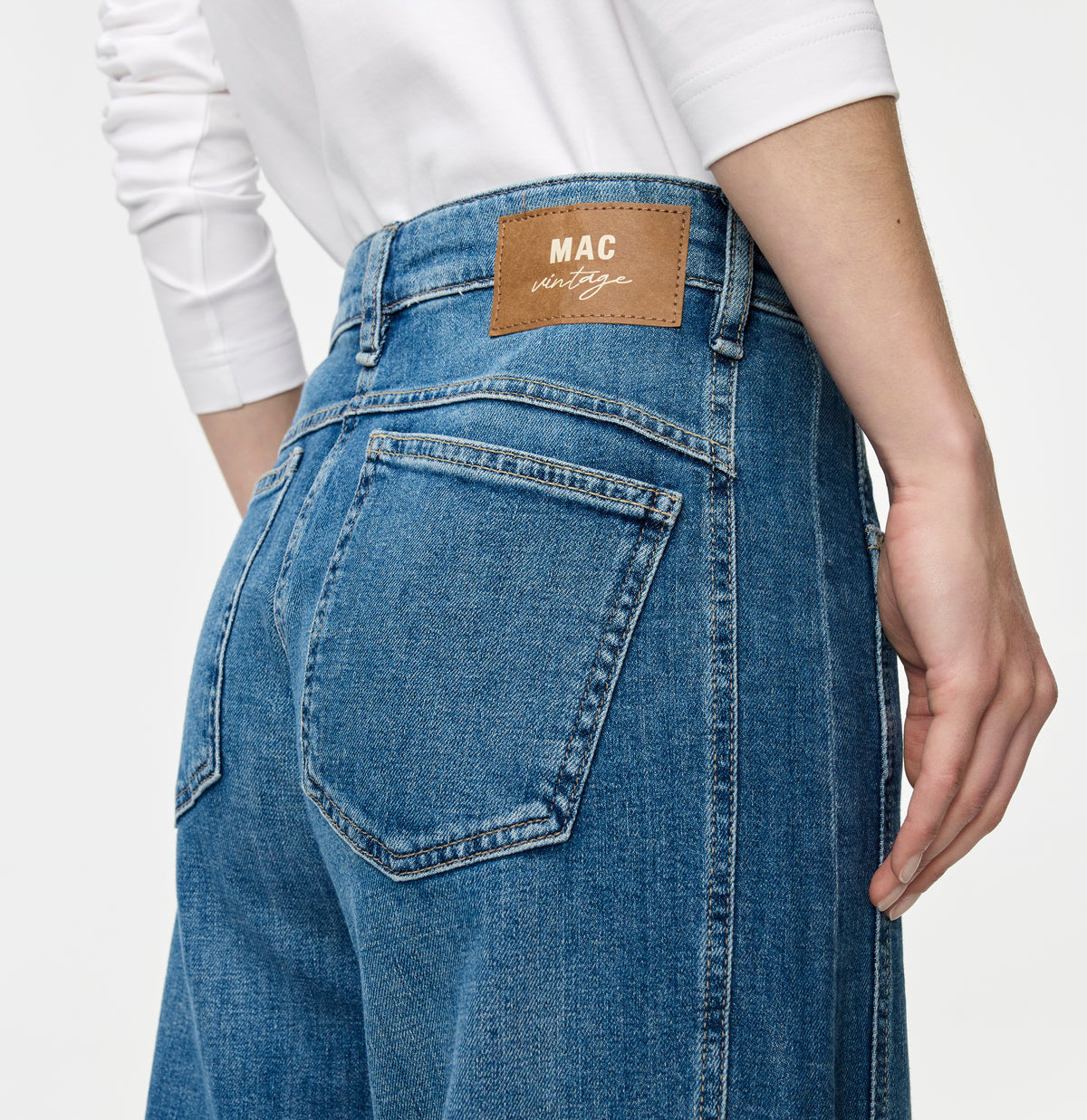Loose fit made from comfort vintage denim. | OHIO Barrel | mid blue use wash | Detailed view 2 of model