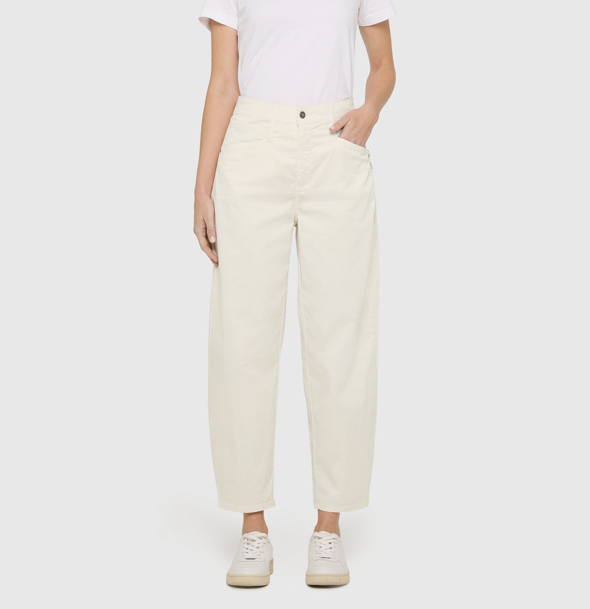 Barrel trousers with modern zip detail. | BORA 2.3 zip | antique white PPT | Front view of model