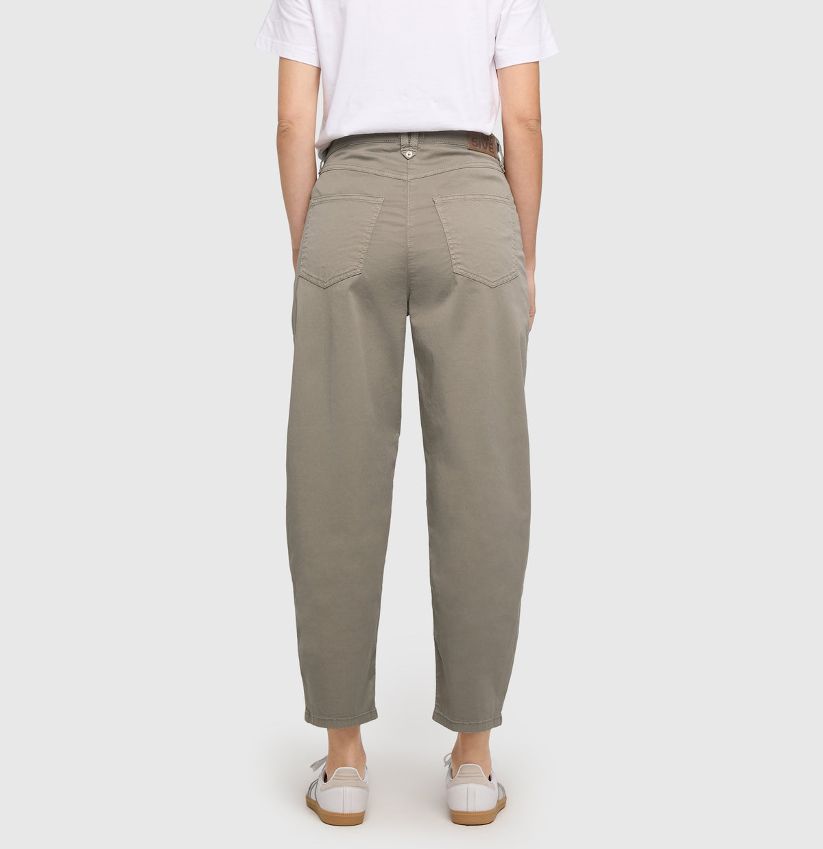 Barrel trousers with modern zip detail. | BORA 2.3 zip | mat green antique | Back view of model