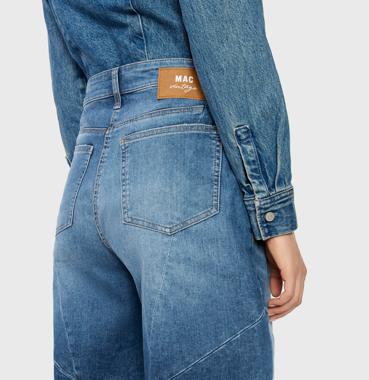 Vintage barrel jeans with seam details. | DAKOTA Barrel seam | fashion blue used | Detailed view 2 of model