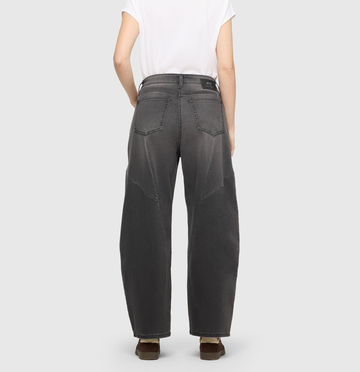 Vintage barrel jeans with seam details. | DAKOTA Barrel seam | high fashion anthra wash | Back view of model