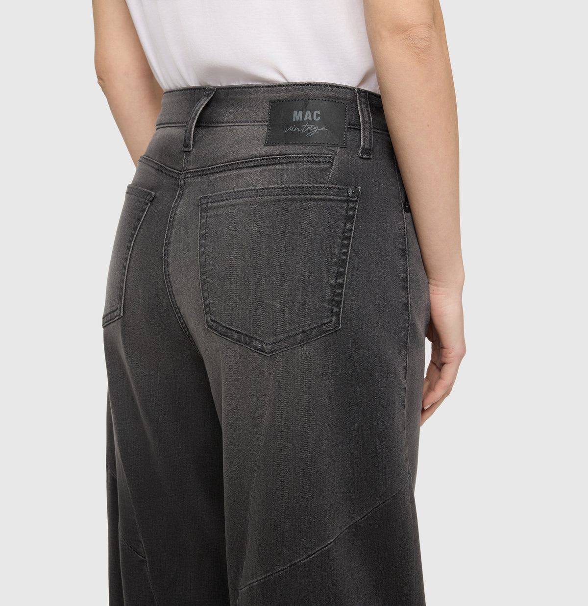 Vintage barrel jeans with seam details. | DAKOTA Barrel seam | high fashion anthra wash | Detailed view 2 of model