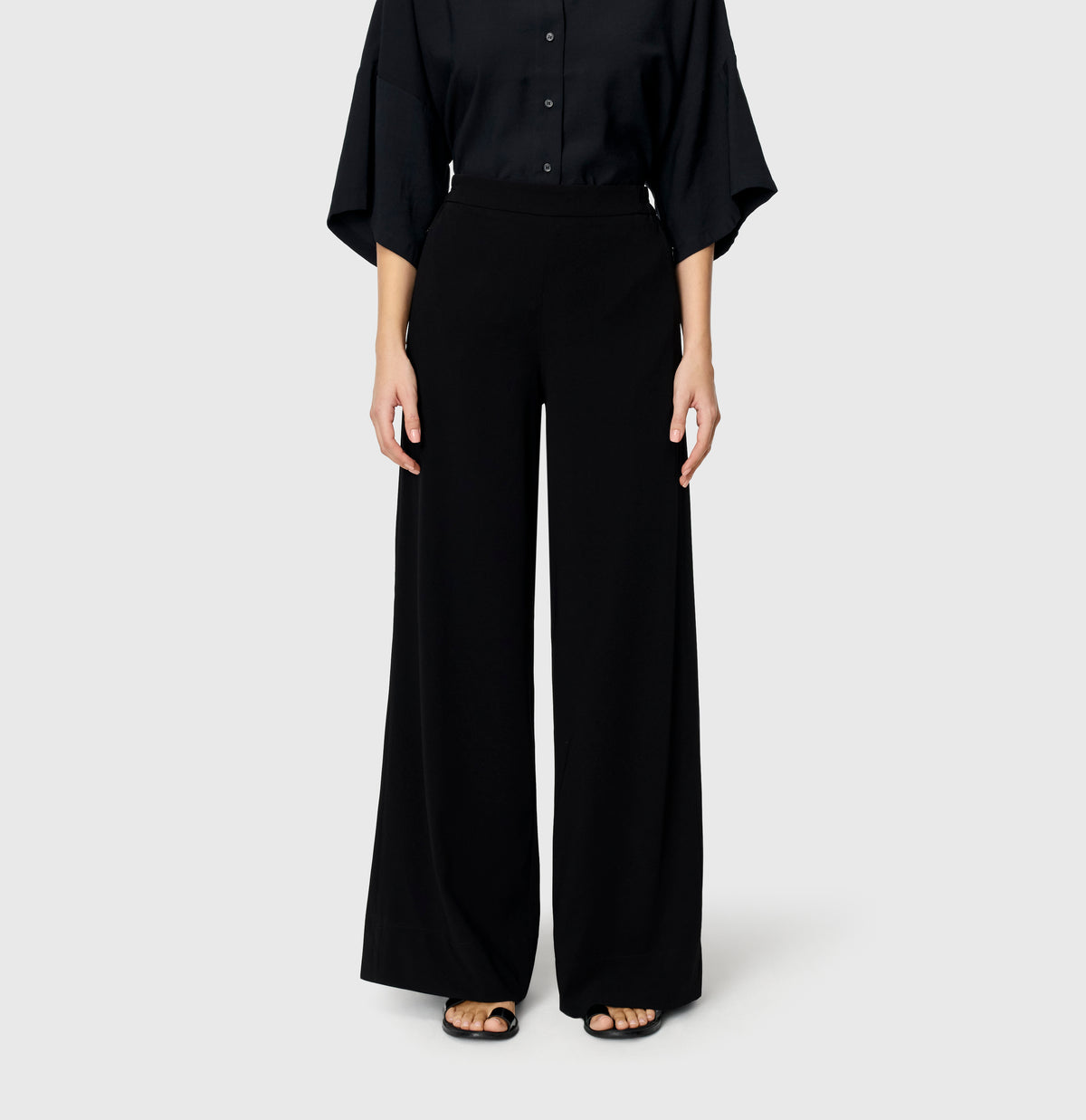 Wide, flowing trousers made of floating crepe. | CORALIE | black | Front view of model