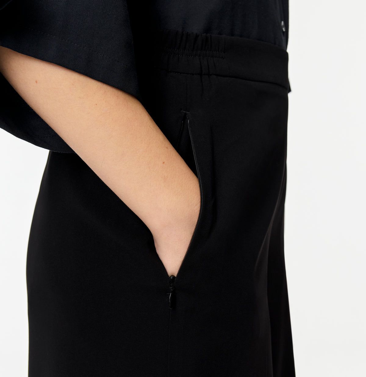 Wide, flowing trousers made of floating crepe. | CORALIE | black | Detailed view 2 of model