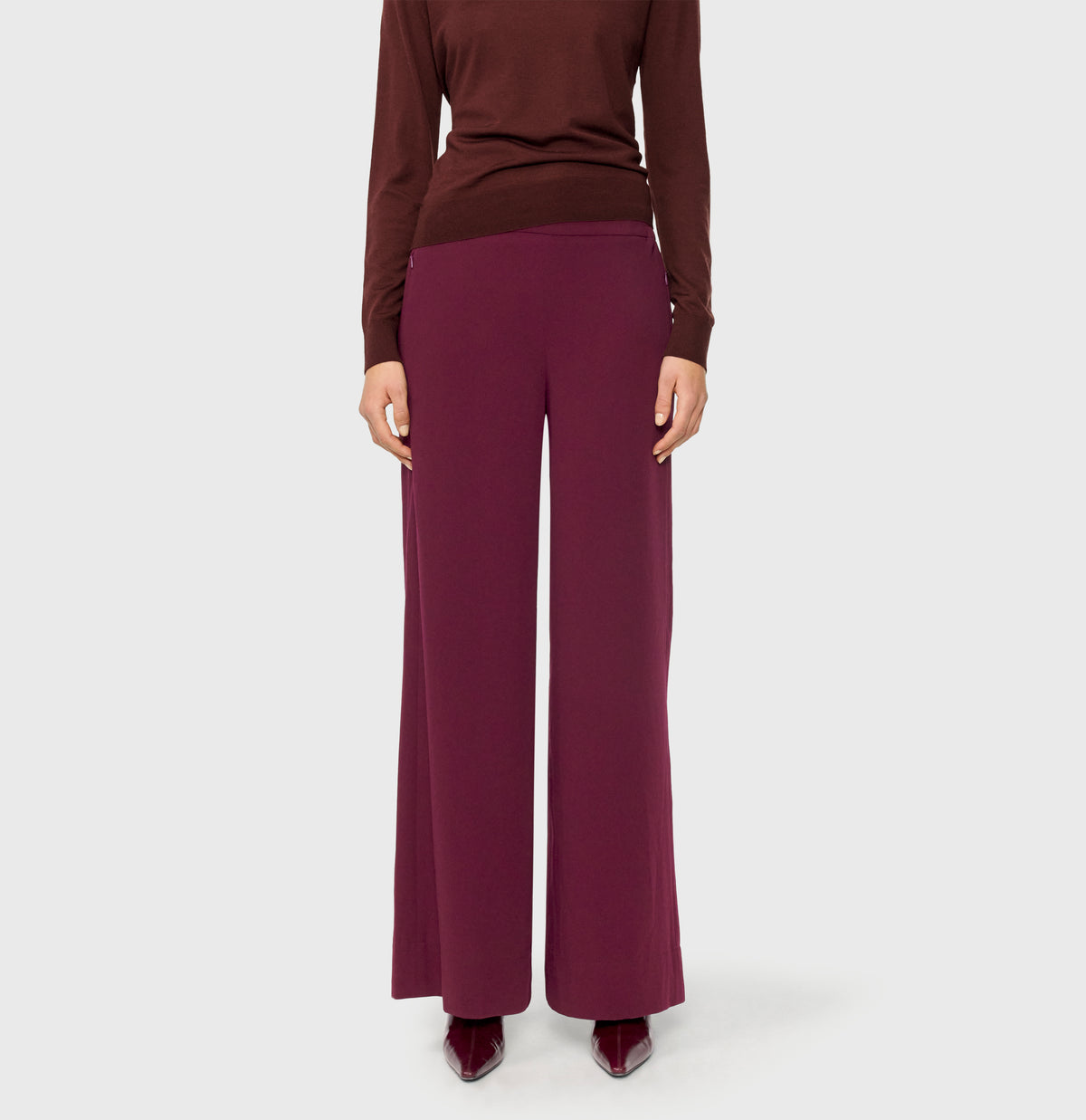Wide, flowing trousers made of floating crepe. | CORALIE | fig | Front view of model