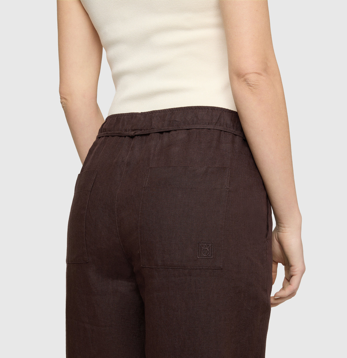 Wide trousers made of pure linen. | CHIARA BELT | truffle brown | Detailed view 2 of model