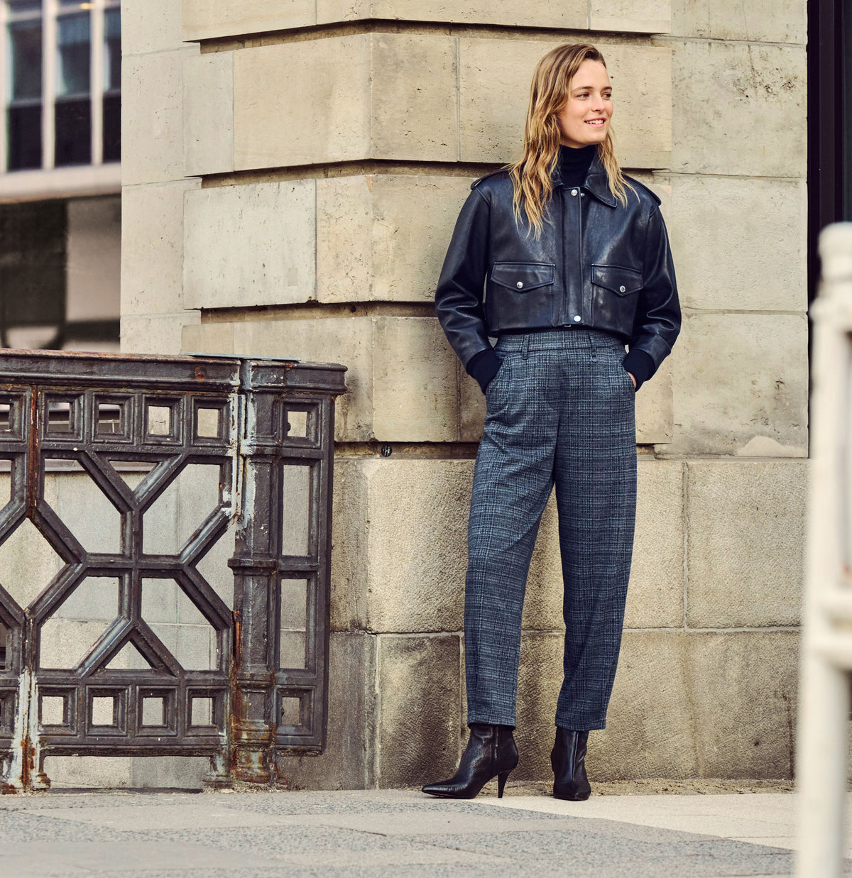 Relaxed barrel trousers made of premium jersey. | TILDA jump in | smoke grey check | Campaign image 3