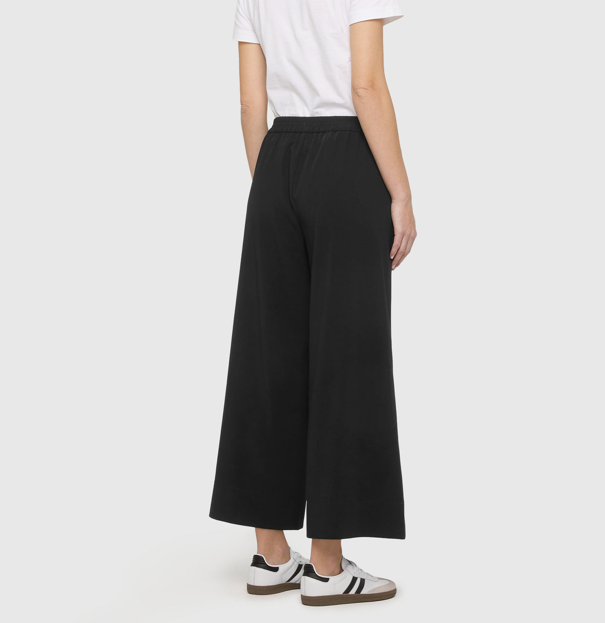Culotte made of light floating crepe. | CORALIE cropped | black | Back view of model