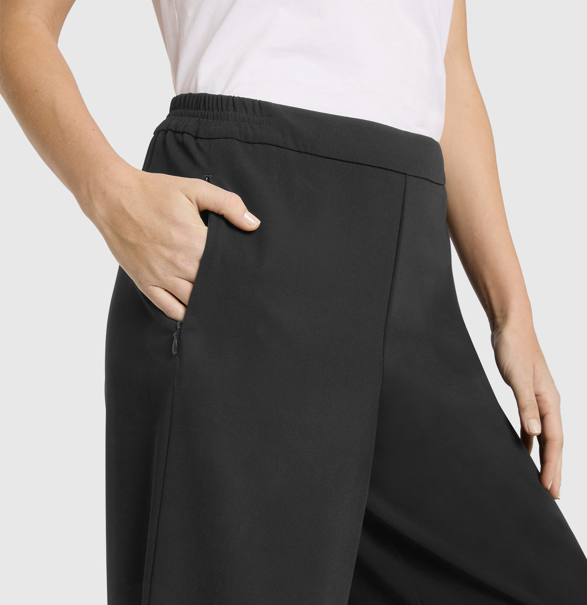 Culotte made of light floating crepe. | CORALIE cropped | black | Detailed view 3 of model
