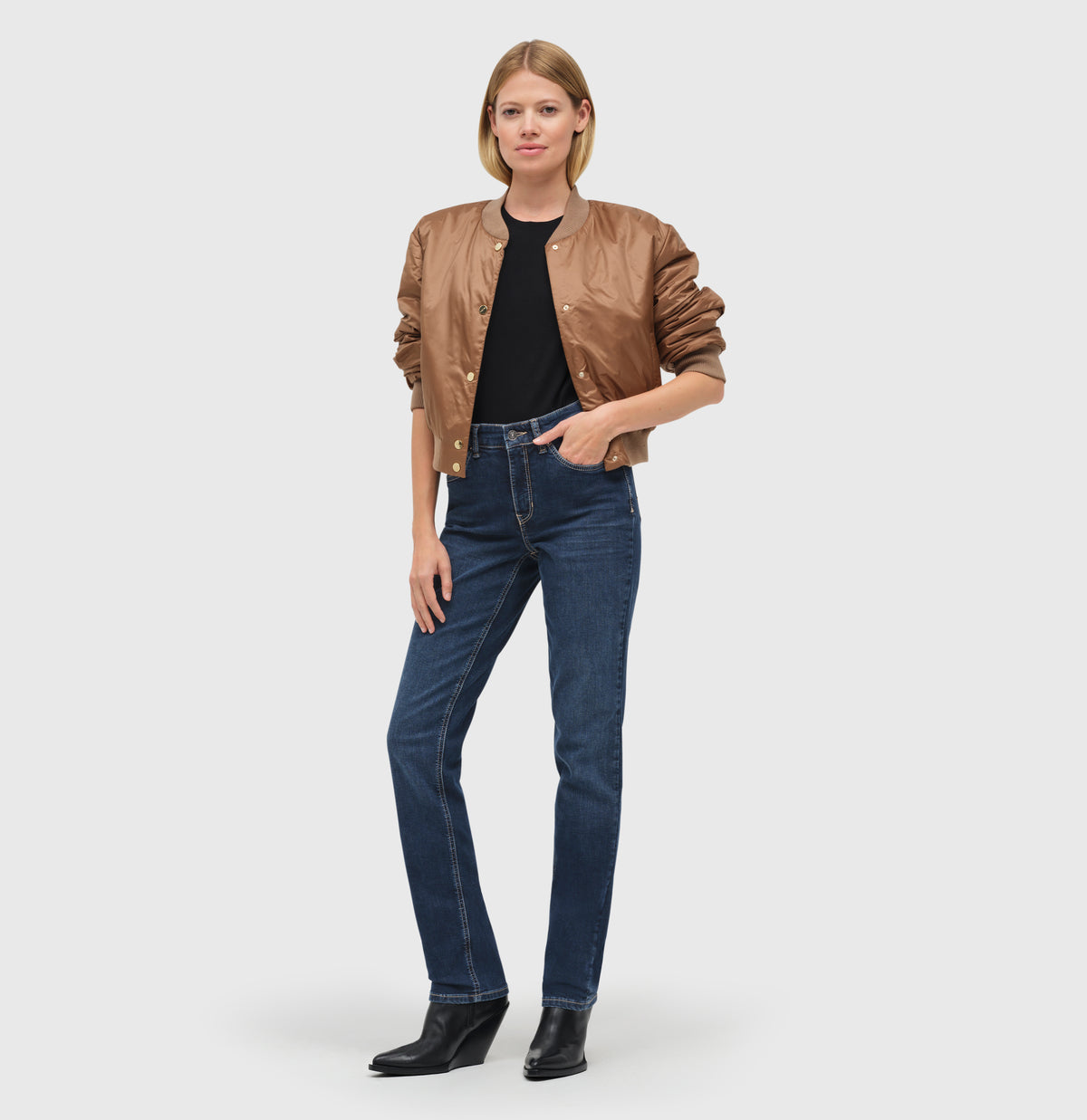 Comfortable straight jeans with a higher waist. | MELANIE | new basic wash | Full-body of model