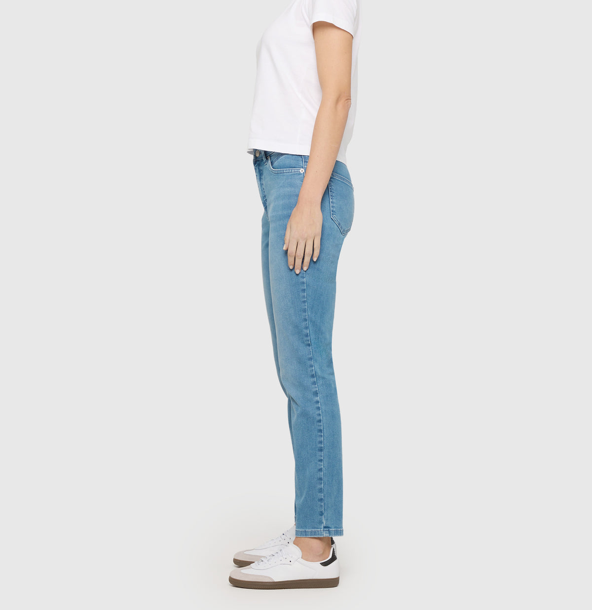 Straight jeans made of comfort stretch denim. | MELANIE | authentic baby blue | Side view of model