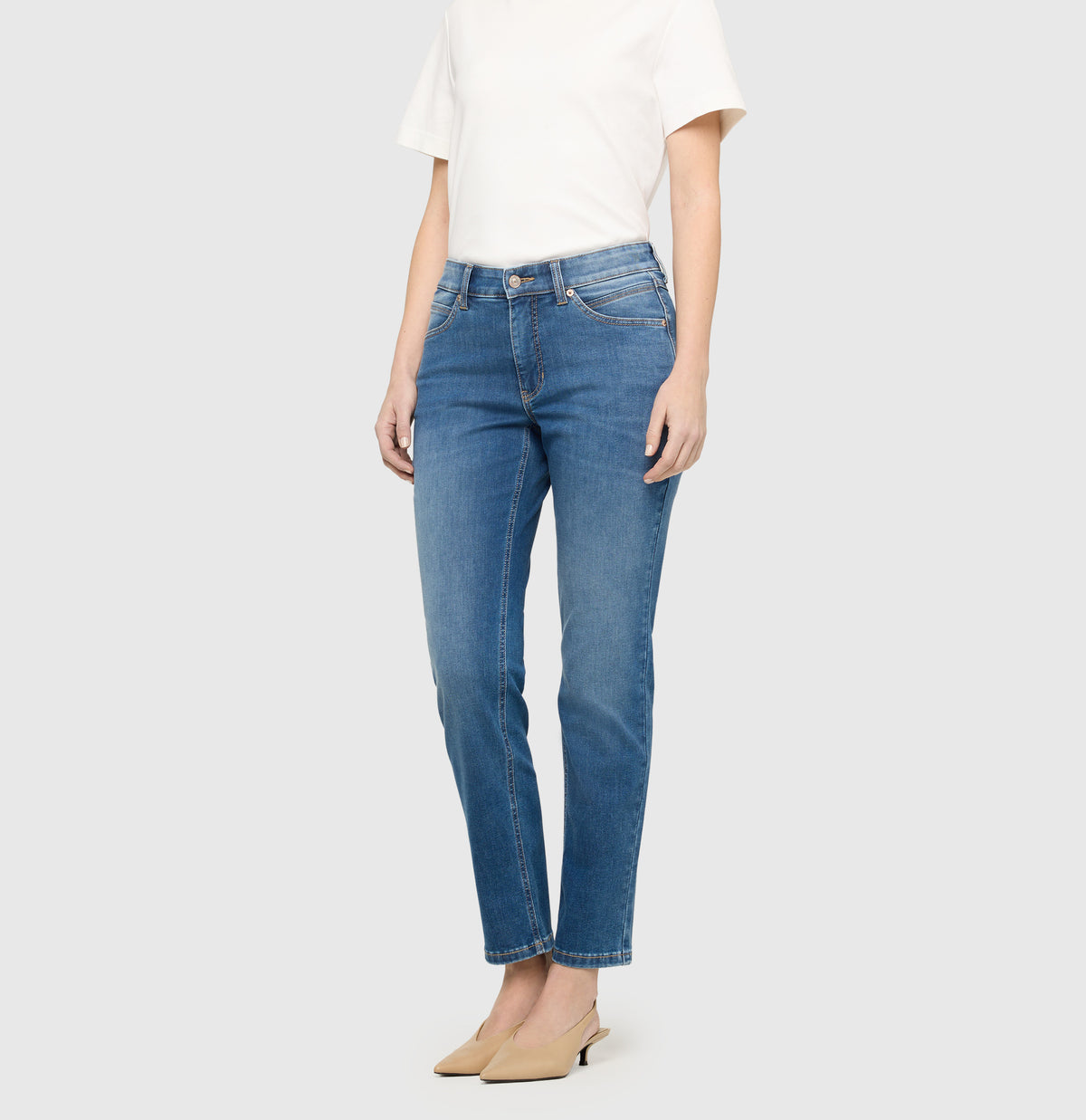 Straight fit made from comfort stretch denim. | MELANIE | mid blue use washed | Front view of model