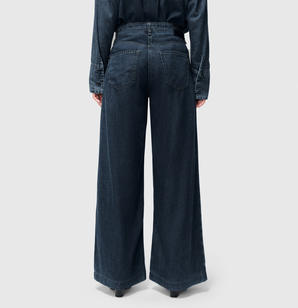 Wide, light jeans with nettle fibres. | WENDY | fashion rinsed | Back view of model