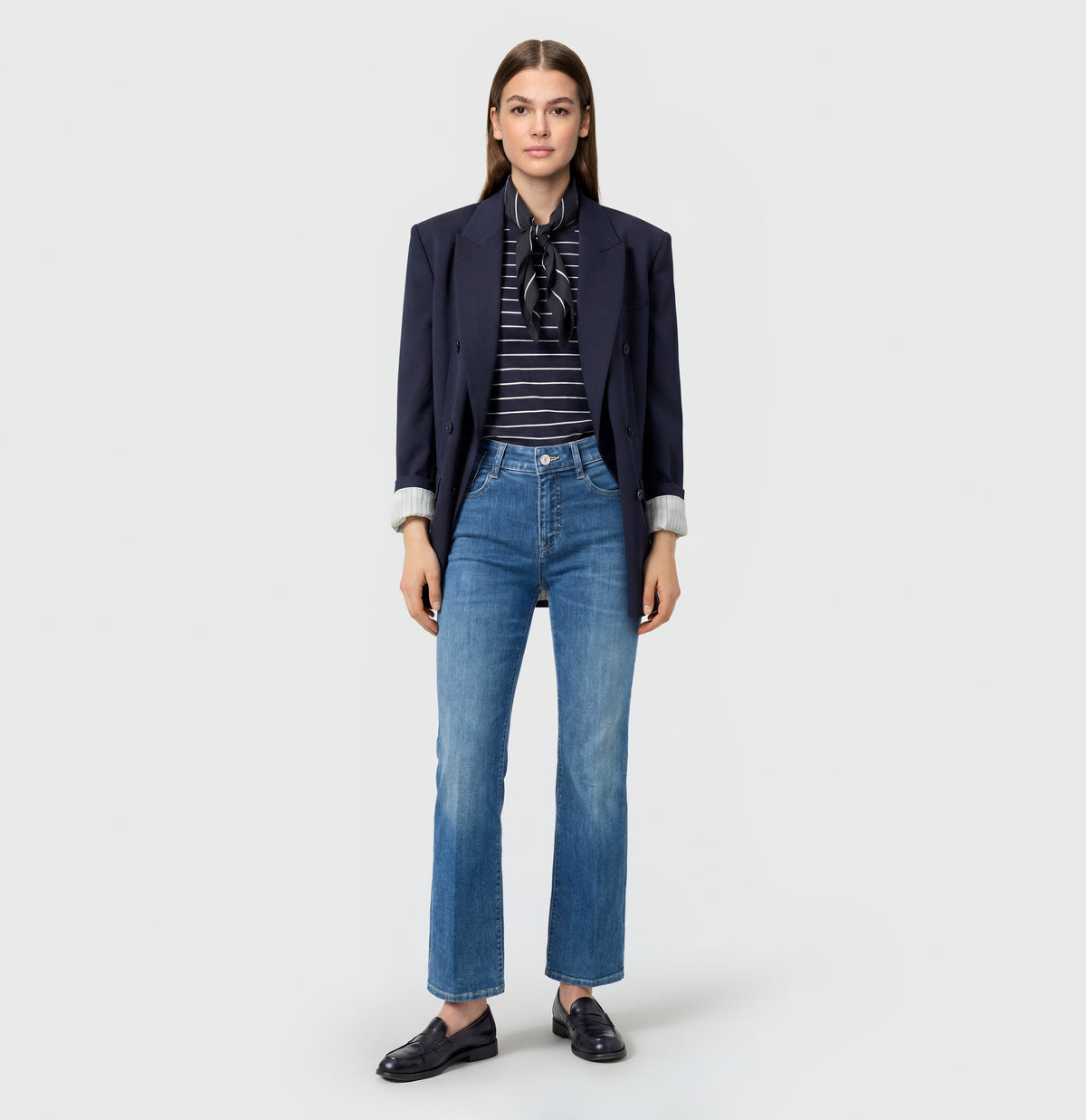 Flared jeans made of comfort stretch denim. | LAURA | mid blue use washed | Full-body of model