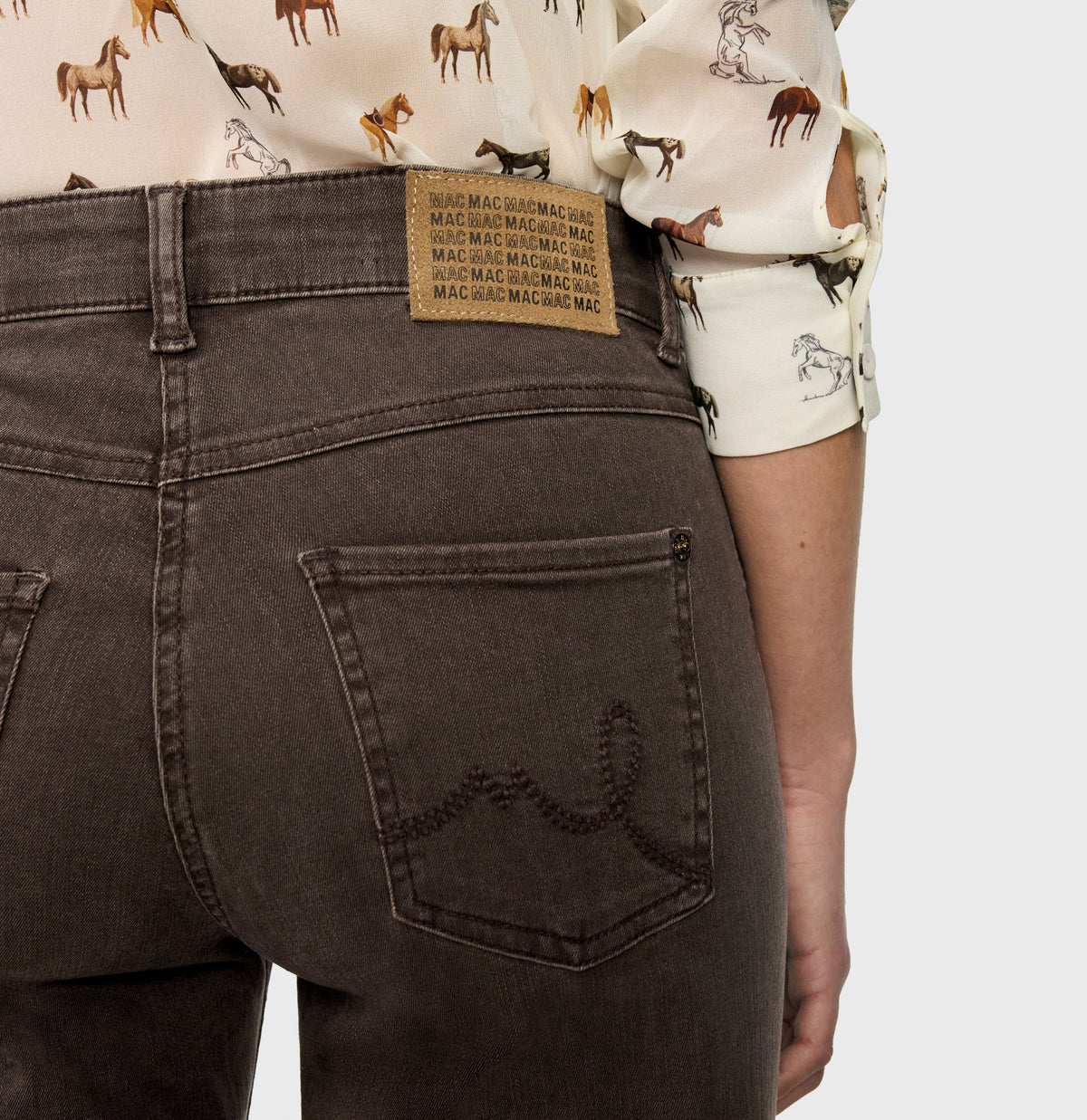 Flared jeans with seam details. | LAURA | brown stone wash | Detailed view 2 of model