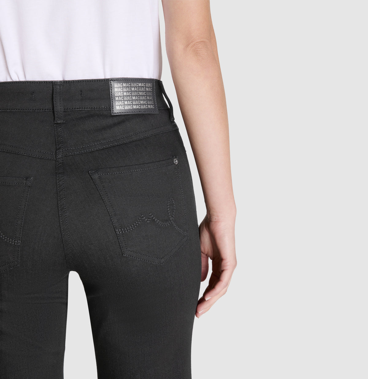 Comfortable flared jeans with details. | LAURA | black-black | Detailed view 2 of model