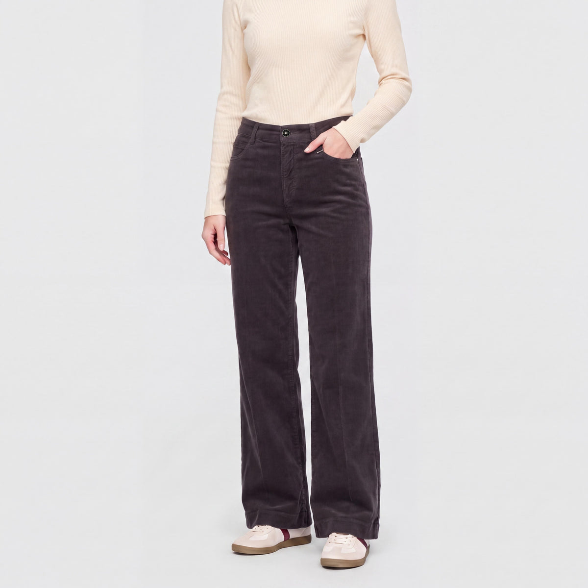 Wide trousers made of soft baby corduroy. | WIDE | smoked grey antique | Front view of model