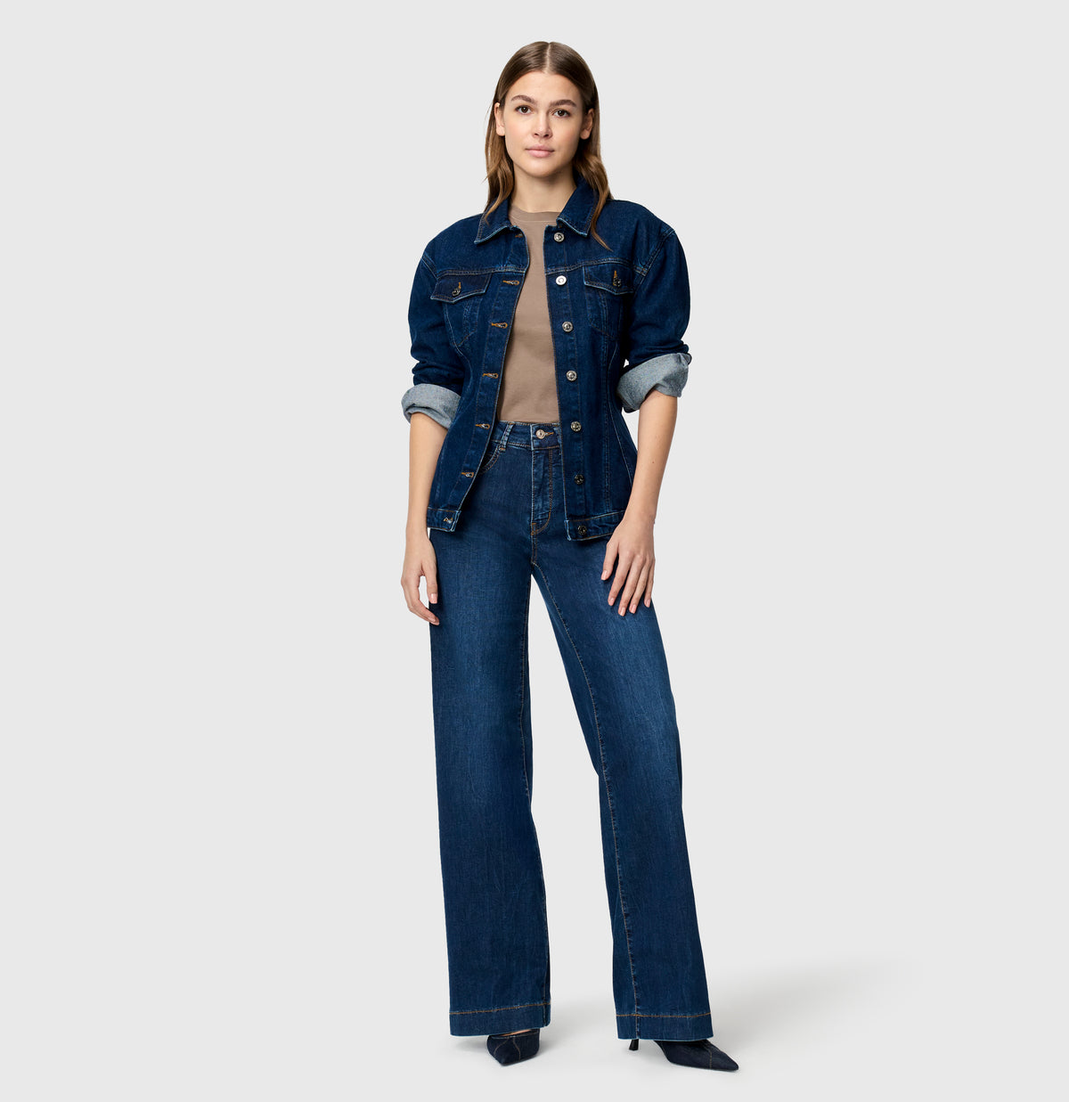 Light jeans in an extra wide cut. | RICH PALAZZO | night blue used | Full-body of model