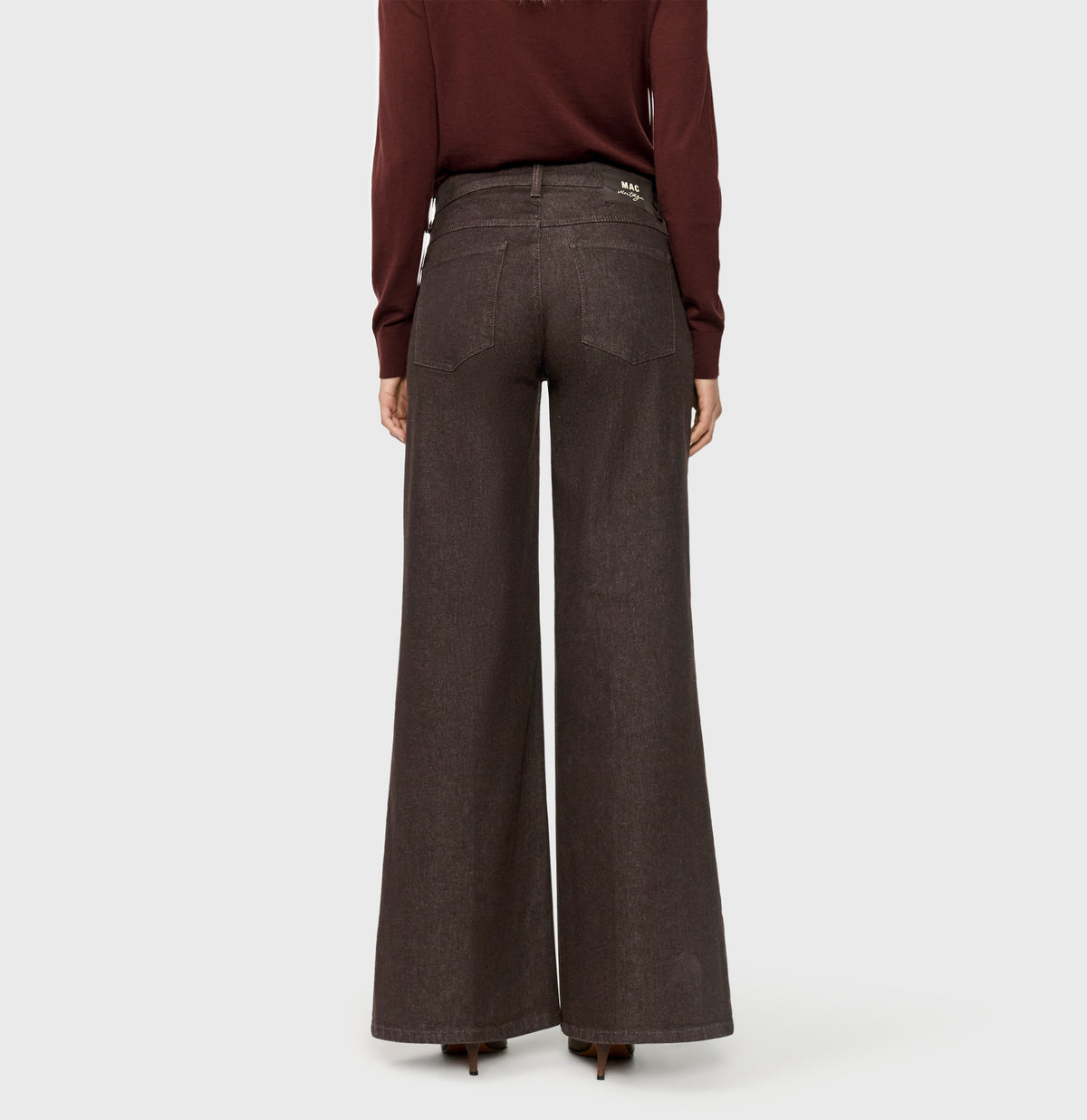 Wide fit made from comfort vintage denim. | WIDE flare | brown rinsed | Back view of model