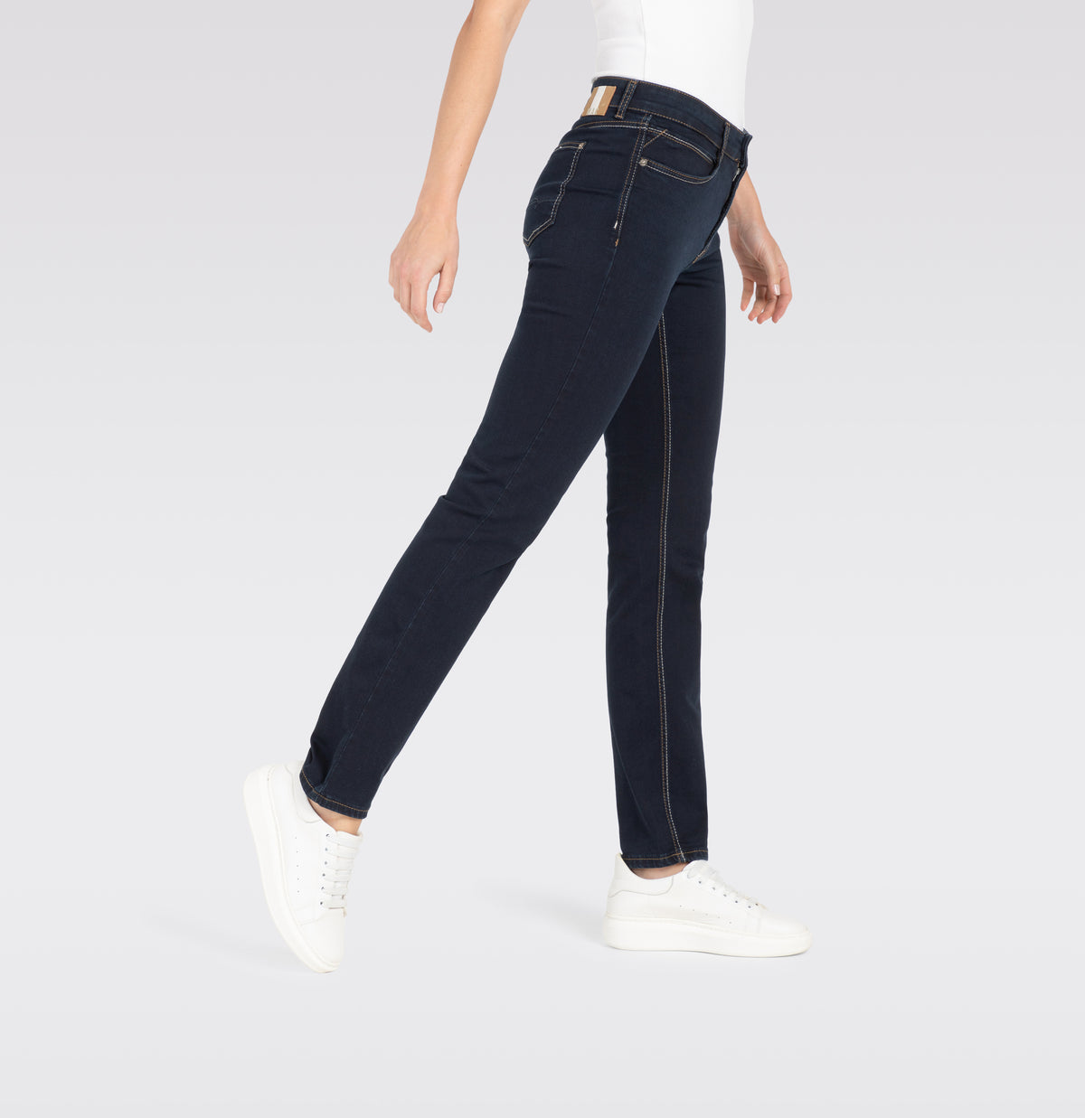 Straight jeans in a recycled cotton blend. | ANGELA | dark rinsewash | Detailed view 2 of model