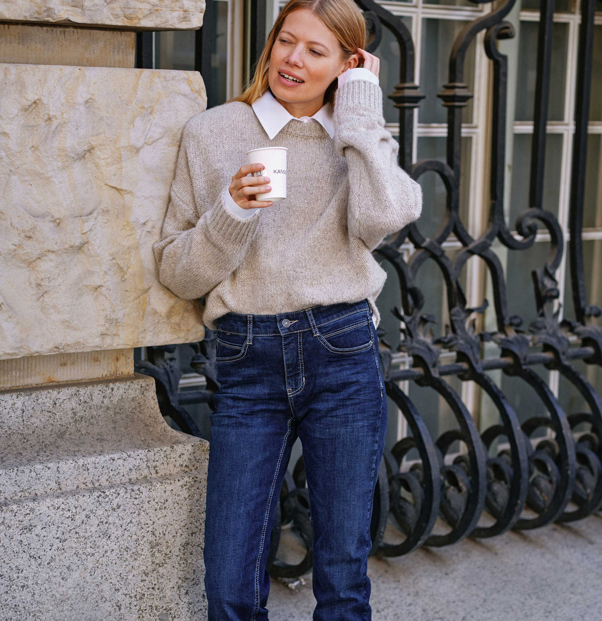 Straight jeans made of Perfect Fit Forever denim. | ANGELA | new basic wash | Campaign image 3