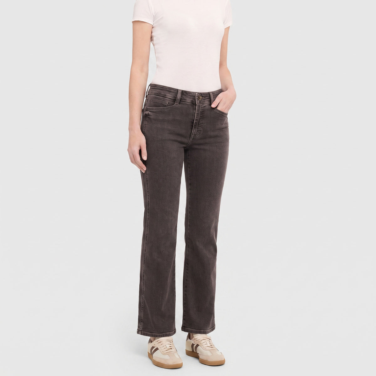 Comfortable flared jeans in a vintage style. | LAURA seam | basic brown | Front view of model