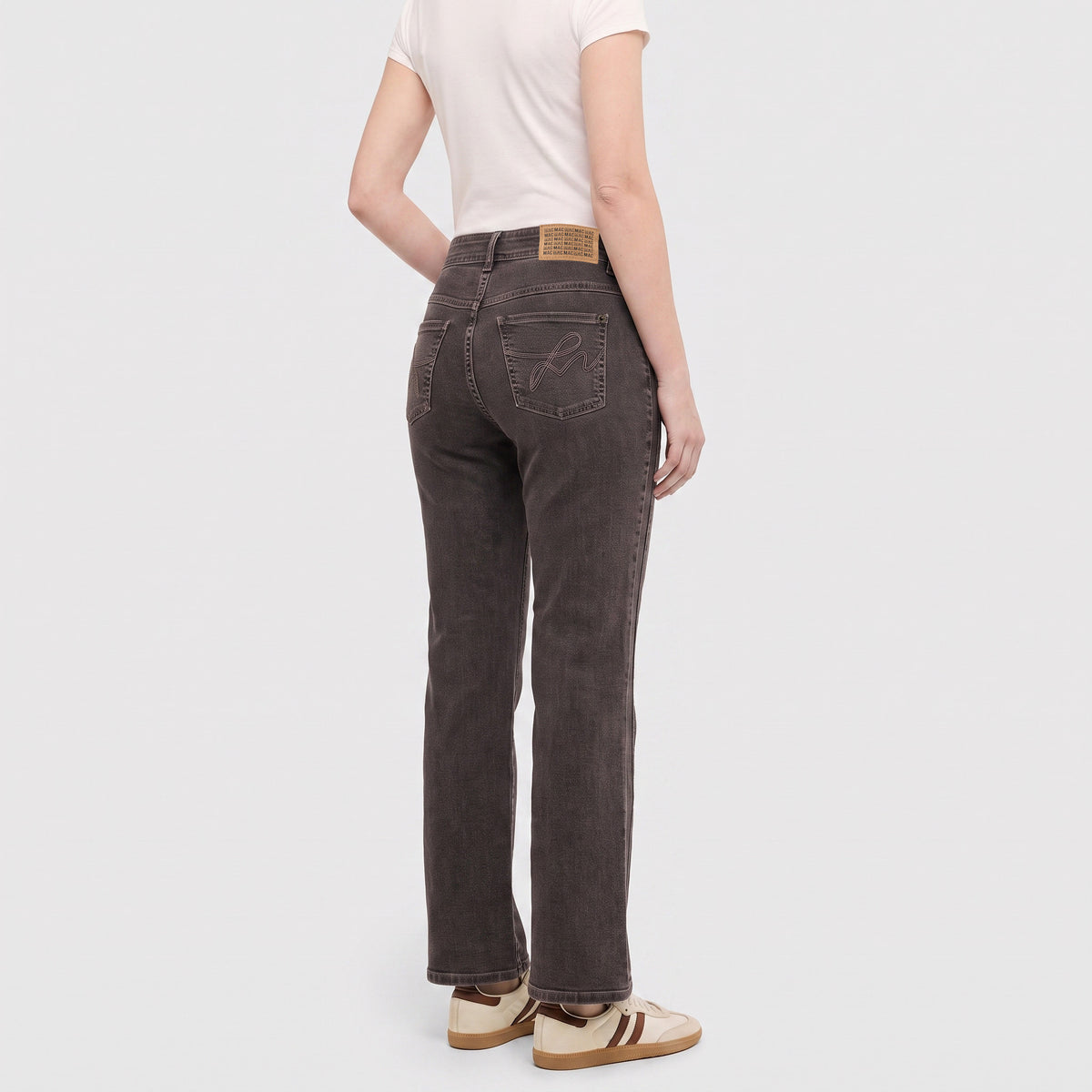 Comfortable flared jeans in a vintage style. | LAURA seam | basic brown | Back view of model