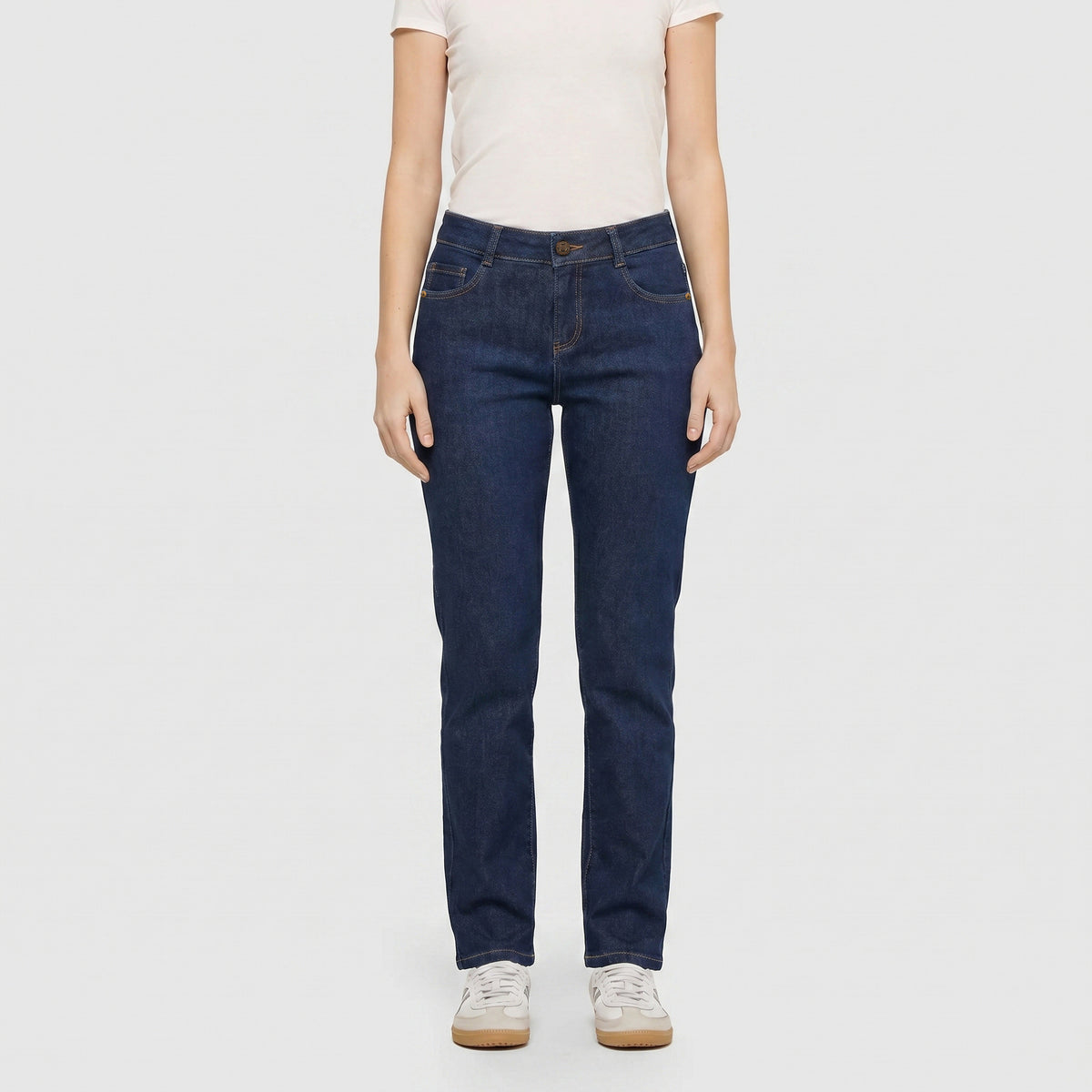 Authentic, flexible jeans with a feminine fit. | GRACIA | fashion rinsed | Front view of model