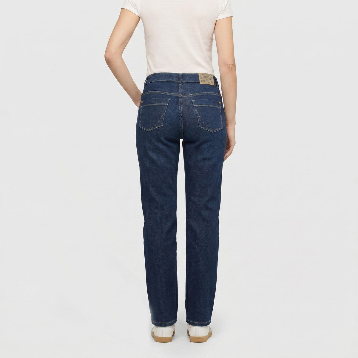 Authentic, flexible jeans with a feminine fit. | GRACIA | fashion rinsed | Back view of model