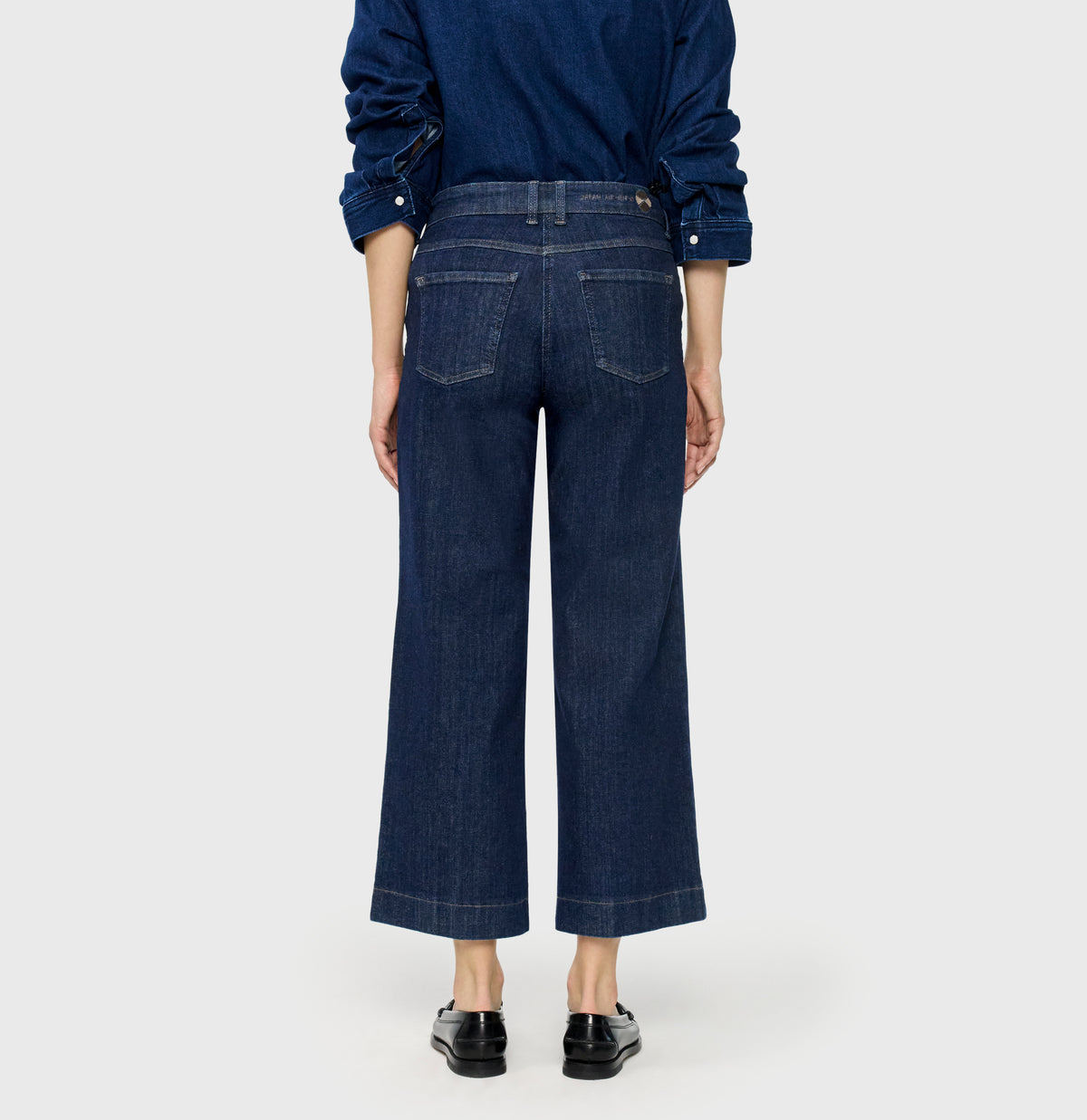 Modern culotte made of hyper stretch denim. | DREAM Culotte pocket | fashion rinsed | Back view of model