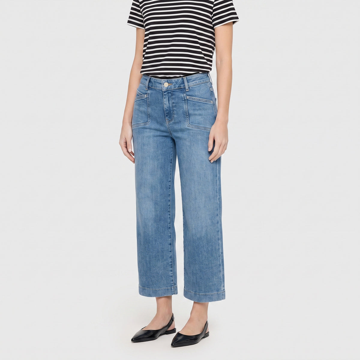 Culotte made of hyper stretch denim. | DREAM Culotte pocket | authentic blue washed | Front view of model