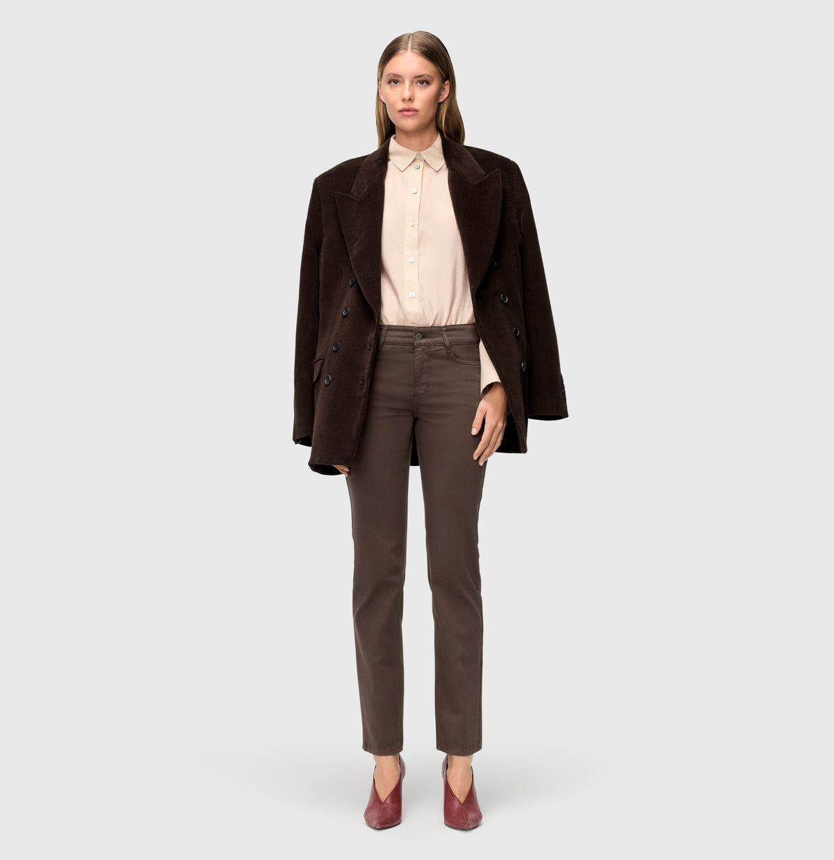 Straight fit made from hyper stretch denim. | DREAM | deep brown PPT | Full-body of model