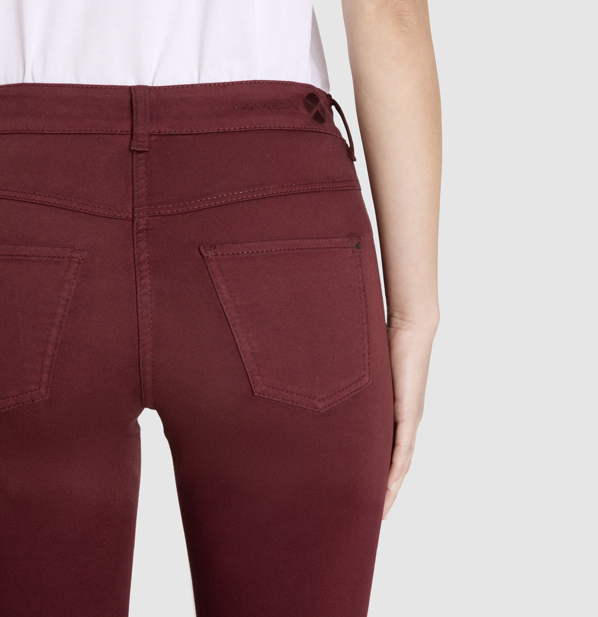 Straight fit made from hyper stretch denim. | DREAM | bordeaux PPT | Detailed view 2 of model