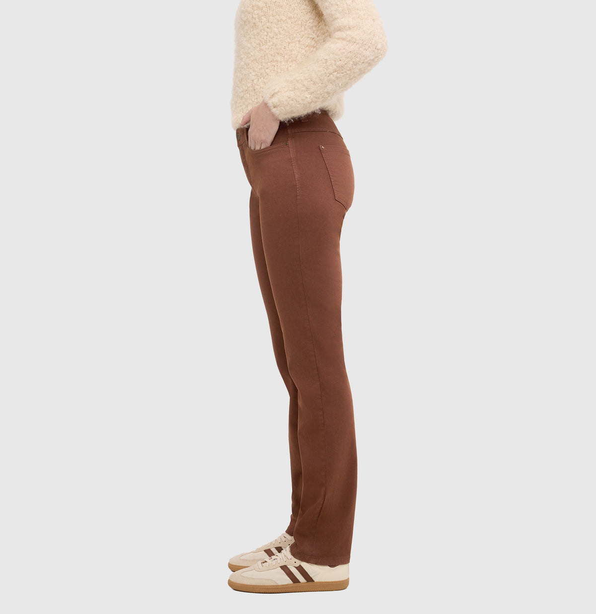 Straight fit made from hyper stretch denim. | DREAM | bison brown PPT | Side view of model