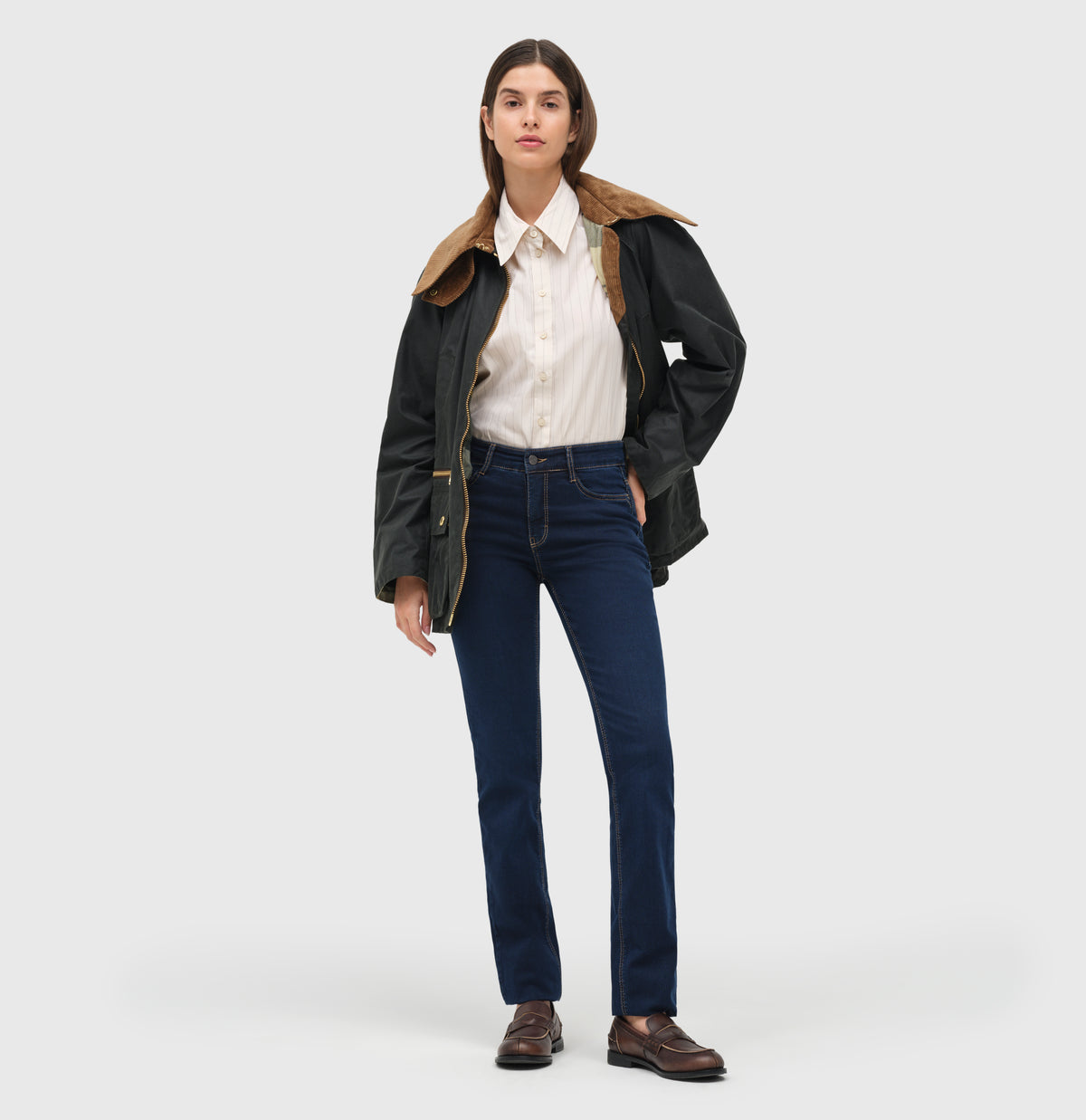 Straight fit jeans with innovative shaping effect. | DREAM | dark washed | Full-body of model